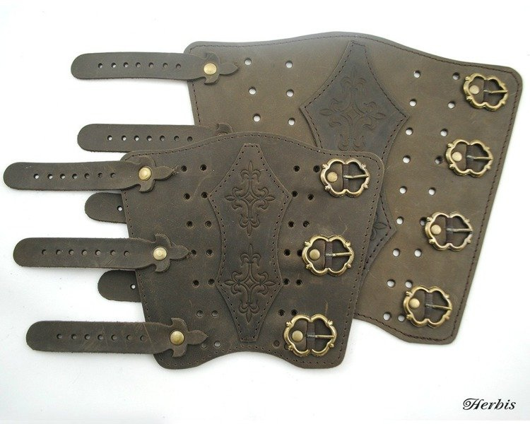 Forearm protection type 2 fastened with buckles 